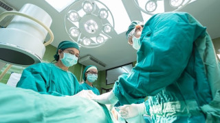 ДО КЪДЕ СТИГНАХМЕ: Киевски хирурзи оперираха 3-месечно бебе под светлината на фенерче