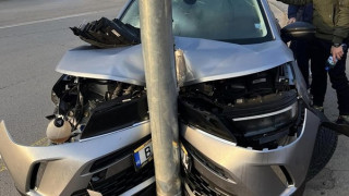 Кола се заби в стълб в София